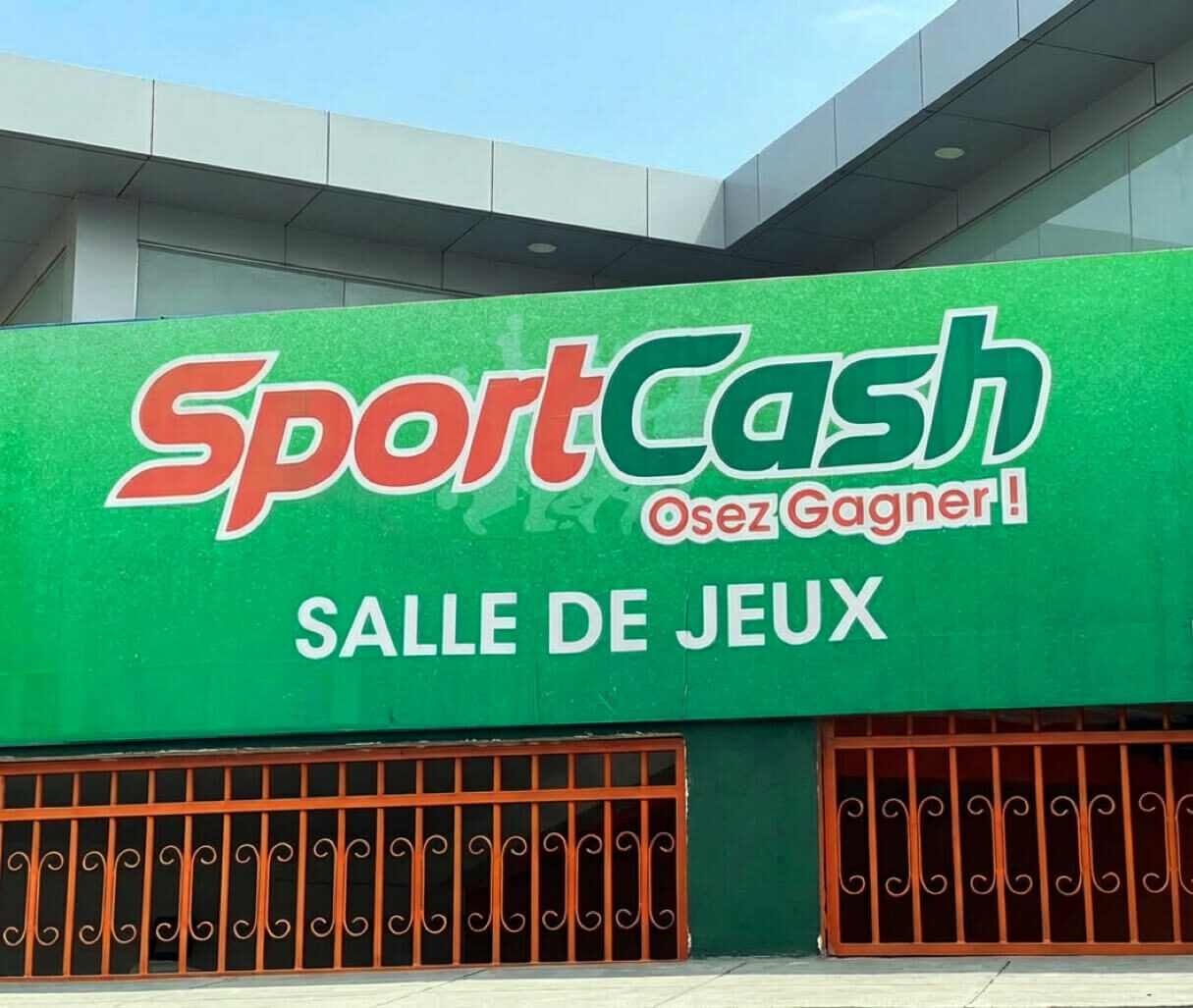 Enseigne extérieure SportCash sur la façade d’une salle de jeux