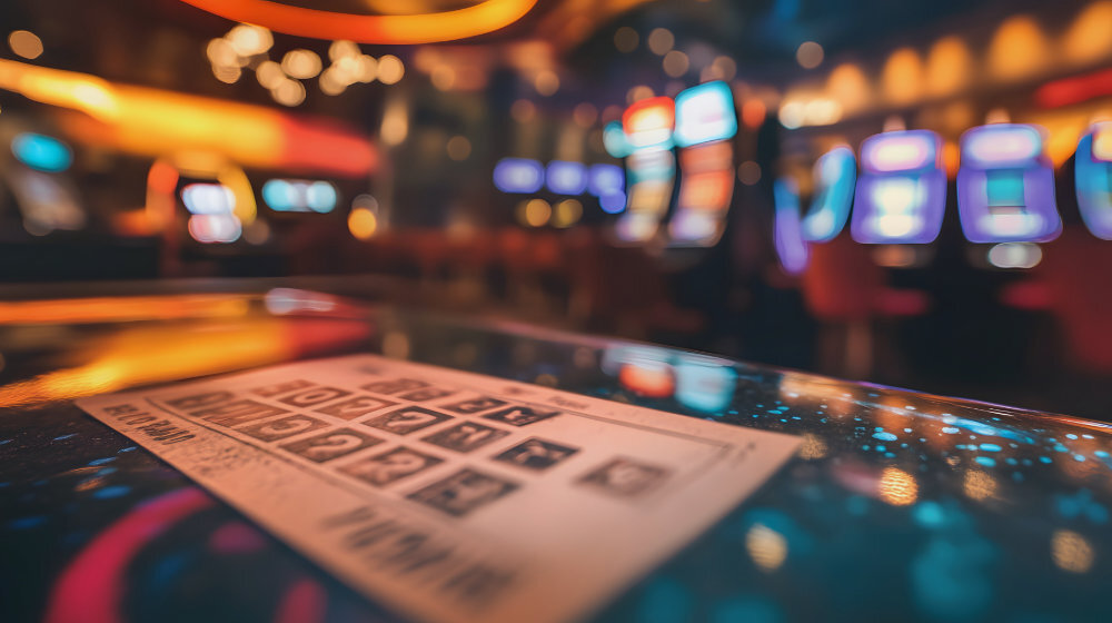 Ticket de jeu instantané sur une table avec des machines à sous en arrière-plan