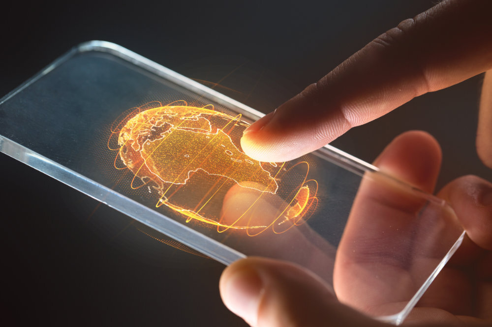 Doigt interagissant avec une carte numérique de l’Afrique sur un dispositif transparent